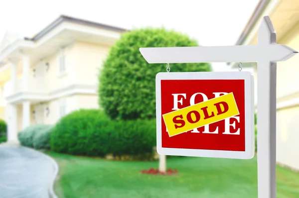 Nieruchomości znak przed nowy dom na sprzedaż — Zdjęcie stockowe