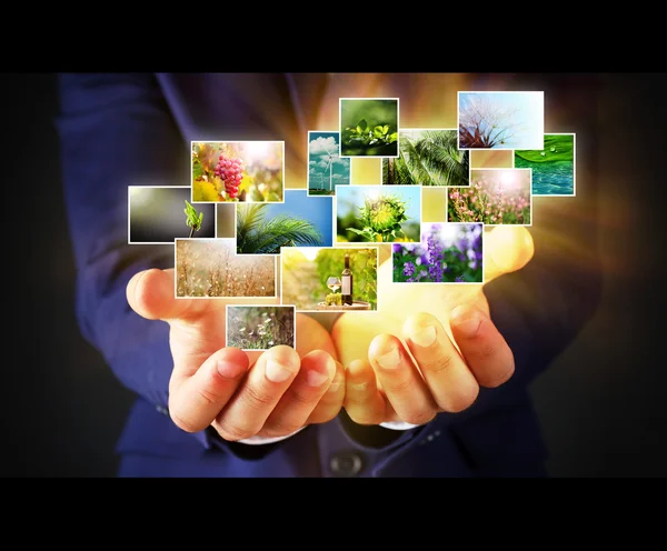 Affärsman holding strömmande bilder — Stockfoto