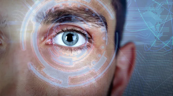 Людське око з QR кодом — стокове фото