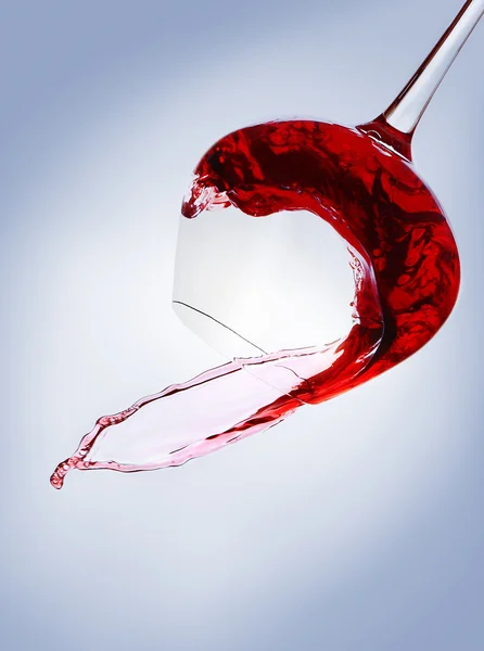 Calice cadente di vino rosso — Foto Stock