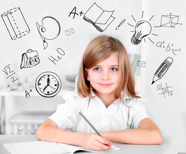 Liten skolflicka med skolan ikoner — Stockfoto