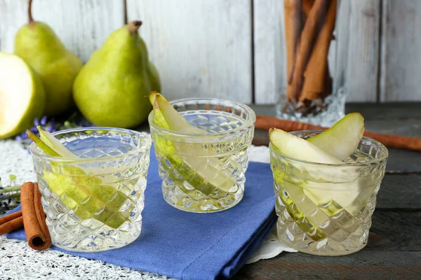 Jugo de pera con frutas frescas en la mesa de cerca — Foto de Stock