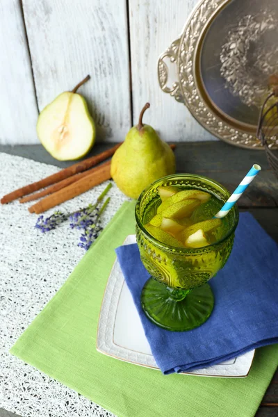 Birnensaft mit frischen Früchten auf dem Tisch aus nächster Nähe — Stockfoto