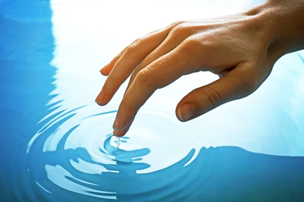 Dedo toca água de perto — Fotografia de Stock