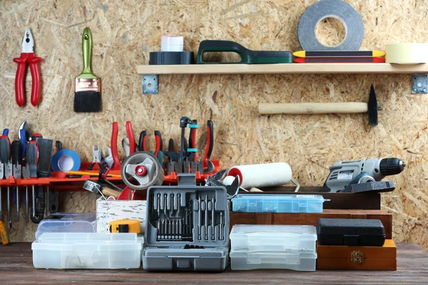 Uppsättning verktyg i workshop på plywood bakgrund — Stockfoto