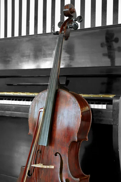 Cello in Klaviernähe, Nahaufnahme — Stockfoto