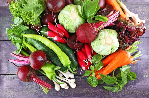 Hög med färska grönsaker på bordet på nära håll — Stockfoto