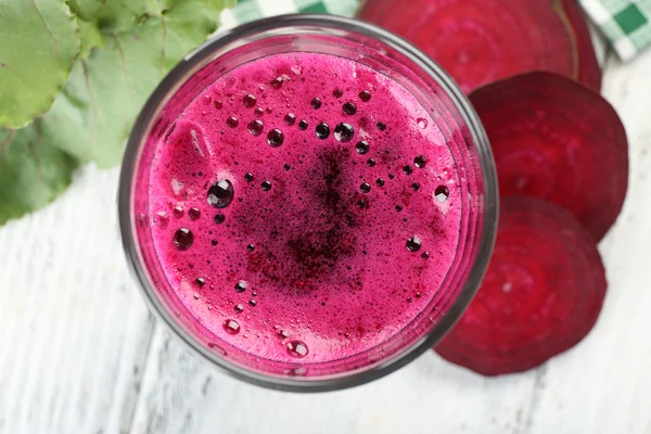 El vaso del jugo de remolacha con hortalizas a la mesa se acercan — Foto de Stock