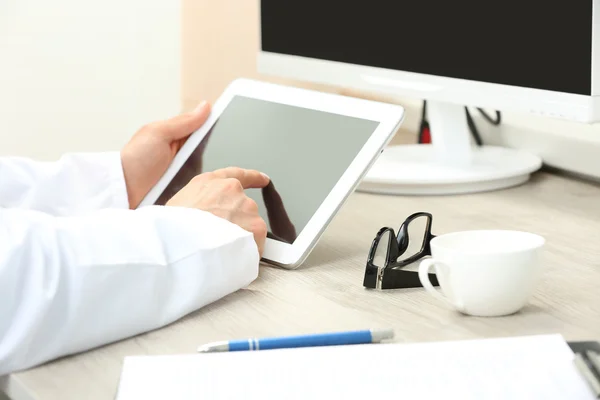 Médico trabalhando à mesa no escritório — Fotografia de Stock