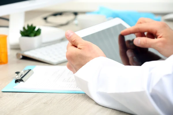 Médico trabajando en la mesa en la oficina — Foto de Stock