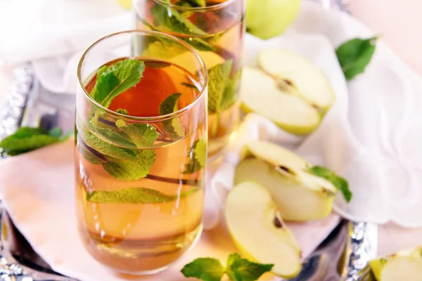 Glazen appelsap met fruit en verse munt op tafel close-up — Stockfoto