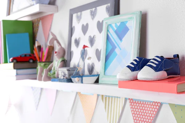 Estantes con juguetes en el primer plano de la habitación infantil — Foto de Stock