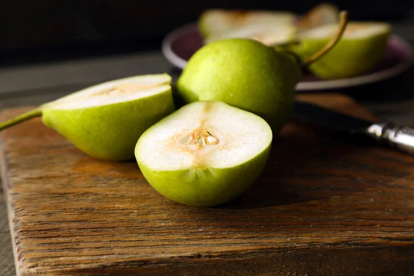 テーブルに熟したおいしい梨をクローズ アップ — ストック写真