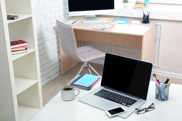 Lugar de trabajo con ordenador en la oficina —  Fotos de Stock