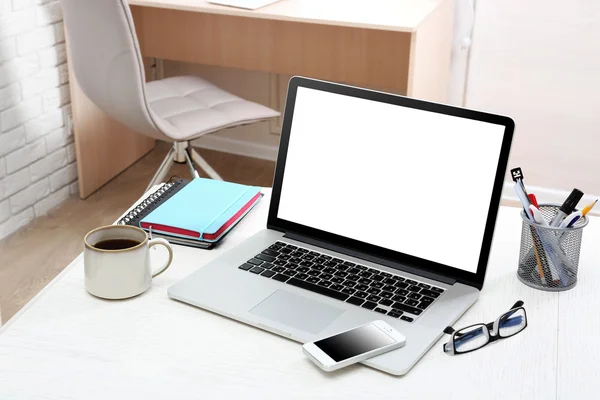 Lugar de trabajo con ordenador en la oficina —  Fotos de Stock