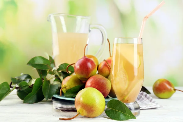 Succo di pera fresco con frutta su sfondo brillante — Foto Stock