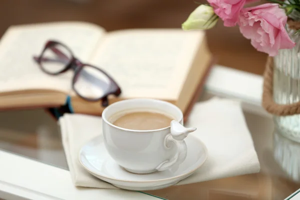 Xícara de café na mesa de perto — Fotografia de Stock