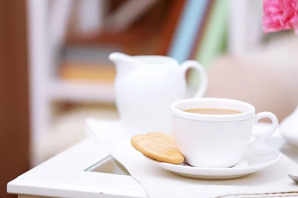 Cup of coffee on table in living room — Stock Photo, Image