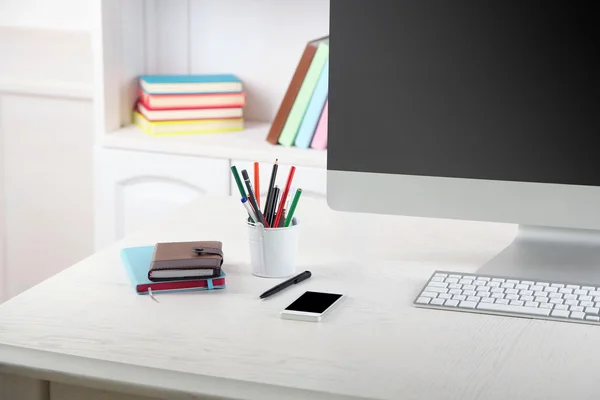 Office werkplek met moderne computer — Stockfoto