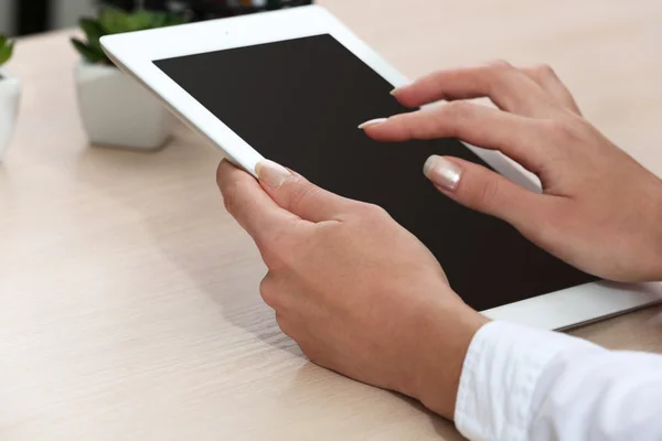 Vrouw met behulp van digitale Tablet PC op de werkplek close-up — Stockfoto