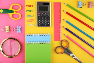 Parlak Kırtasiye nesneler tablo üzerinde kapat