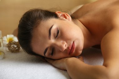 Güzellik spa salonu Masaj tablo genç kadın