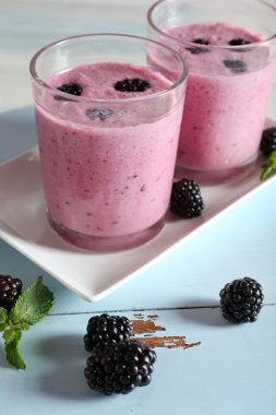 Ahşap masa üstünde böğürtlen ile lezzetli berry güler yüzlü yakın çekim