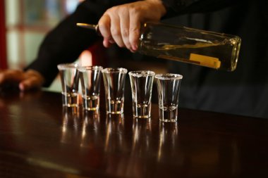 Barmen tekila cam içine yağıyor