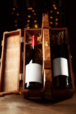 Güzel ahşap durumda odaklanmamış arka plan üzerinde şarap şişesi ile