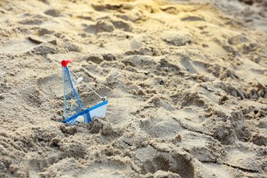 Kum plaj arka plan üzerinde küçük gemi