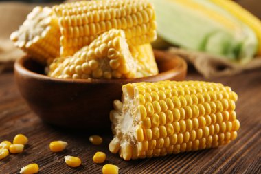 Kase ahşap arka plan üzerinde olgunlaşmış Mısır