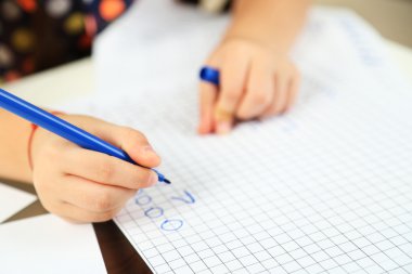 Sevimli küçük kız onun ödev, yakın çekim