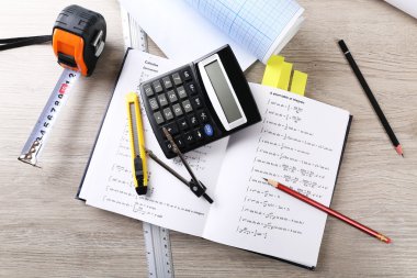 Okul malzemeleri ve matematik ders kitabı kapat