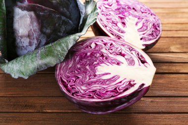 ahşap masa üstünde kırmızı lahana