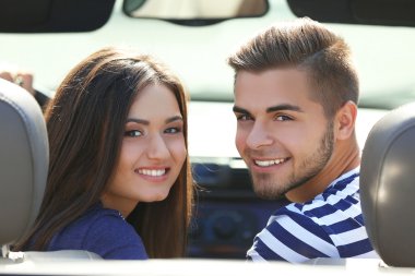 İki arabanın dışında içinde