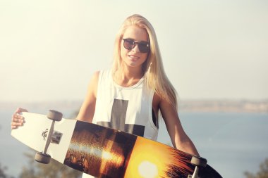 Buz pateni ile genç kadın nehir üzerinde kurulu