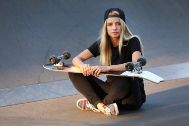 Buz pateni ile genç kadın yönetim kurulu