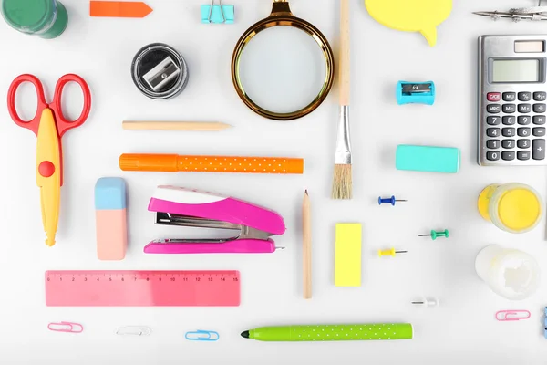 Objetos de papelaria brilhantes na mesa de perto — Fotografia de Stock