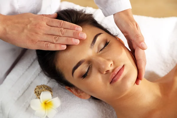 Mujer joven en salón de spa de belleza disfrutando de masaje en la cabeza — Foto de Stock