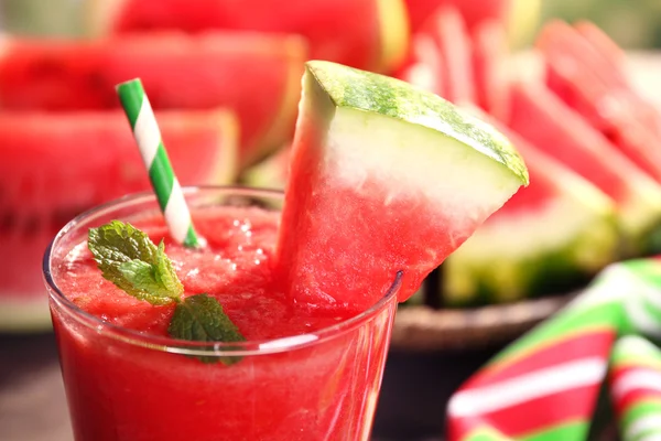 Glas av vattenmelon juice på träbord, närbild — Stockfoto