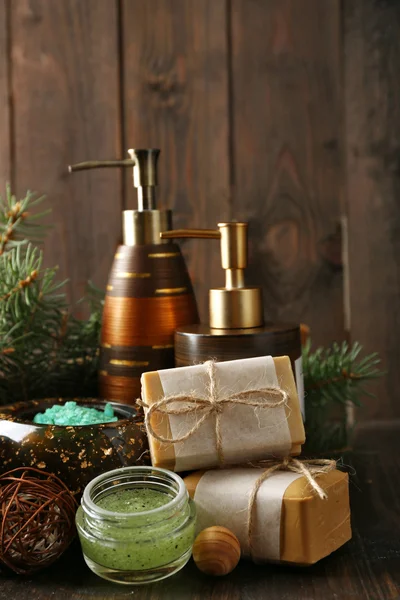 Aceite esencial de pino, jabón artesanal y crema con extracto de pino y tratamientos de spa sobre fondo de madera — Foto de Stock