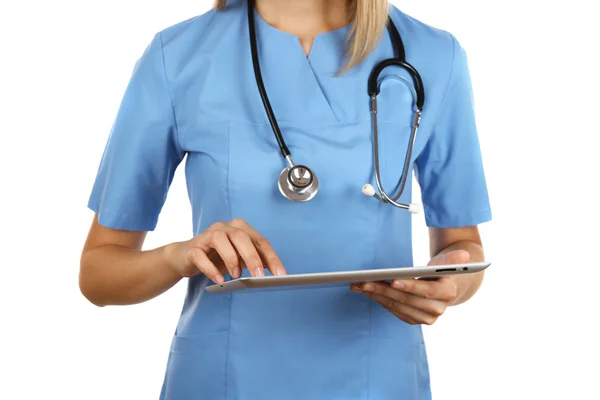 Doctora que trabaja en tabletas digitales aisladas en blanco — Foto de Stock