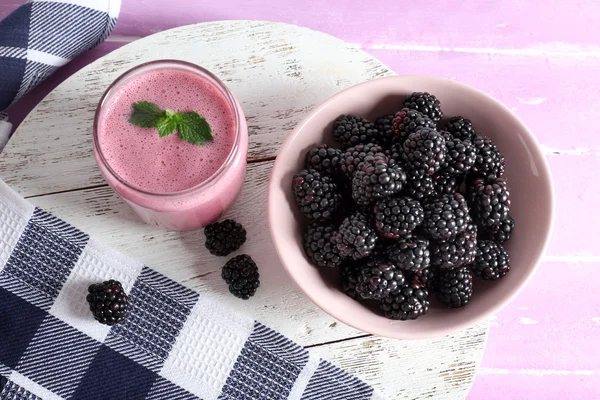 Köstlicher Beeren-Smoothie mit Brombeeren auf dem Tisch aus nächster Nähe — Stockfoto