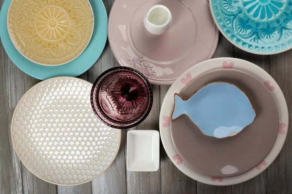 Louça diferente na mesa de madeira fechar — Fotografia de Stock