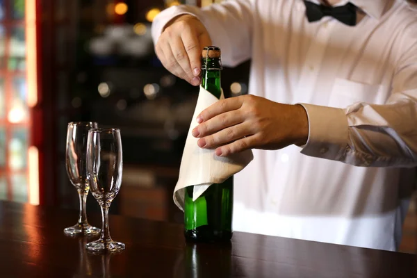 Портрет красивого бармена с бутылкой шампанского — стоковое фото
