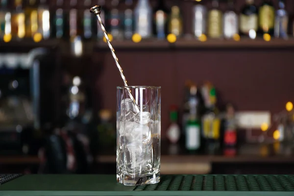 Szklanki z lodem na kontuar barowy — Zdjęcie stockowe