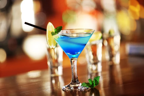 Glasses of cocktails on bar background — Stock Photo, Image