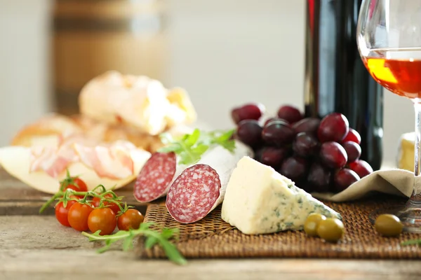 さまざまな種類のイタリア料理とワインのある静物 — ストック写真