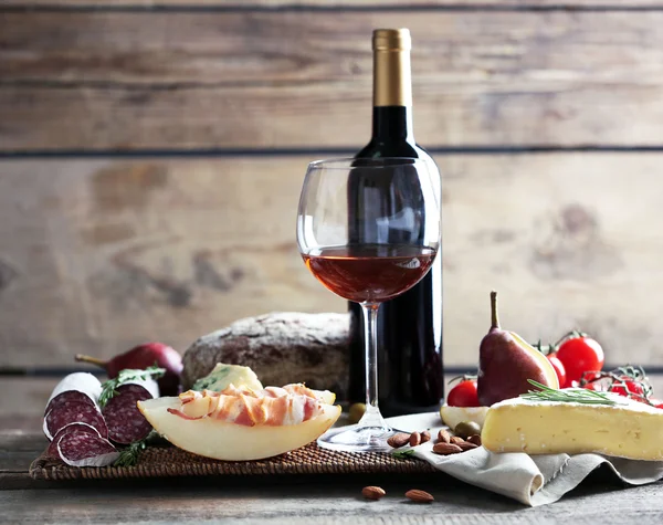 Natureza morta com vários tipos de comida italiana e vinho — Fotografia de Stock