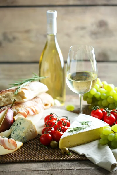 Stillleben mit verschiedenen italienischen Speisen und Weinen — Stockfoto